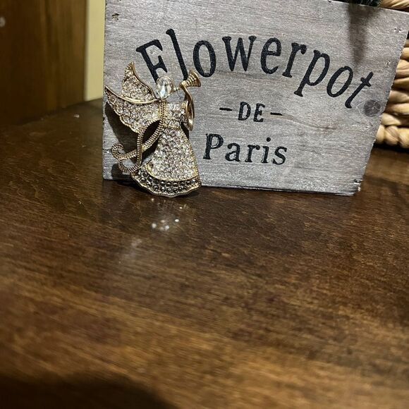 VINTAGE ANGEL WITH CRYSTALS STAMPED MONET - Picture 1 of 2